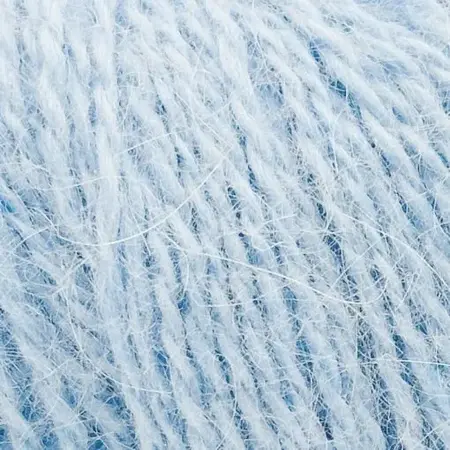 Close up af garnnoegle i angora fra mondial i farven brændt lyseblå 624
