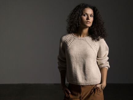 Model iført heartline fra filcolana strikket i peruvian og alva farven marzipan 977
