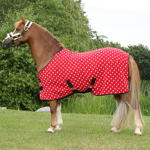 Se Dotty fleecedækken til shetty, pony & hest - Rosette Red - 65cm - 3'6" hos Ponypiger.dk