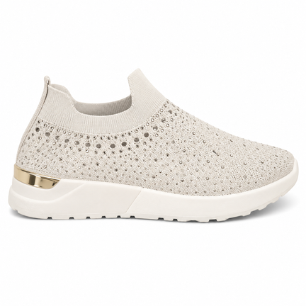 Hvid slip-on sneaker med skinnende detaljer og komfortabel sål på hvid baggrund