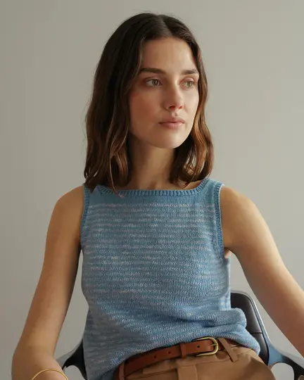 Model i strikket Storo top fra Kit Couture i blå udgave