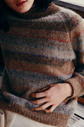 close up af japansk model ifoert marianne isagers strikkede sweater 'pottery' fra bogen et strikkeliv 3 tokyo tversted