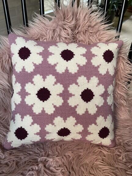 den med store blomster - pude fra brodero med blomstermønster. Broderet med garn Peruvian fra filcoalan