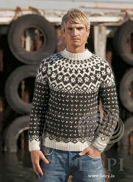 Model iført Vetur  sweater fra istex i mørkegrå og hvid