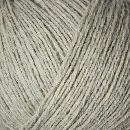 close up af garnnoegle i merino fra knitting for olive i farven morgendis
