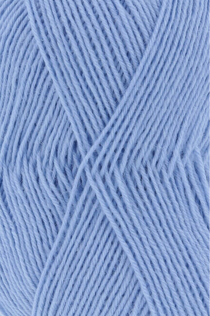 Close up af garnnøgle fra Lang Yarns strømpegarn super soxx i farven sky blå