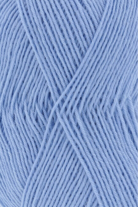 Close up af garnnøgle fra Lang Yarns strømpegarn super soxx i farven sky blå