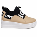Trendy beige dame sneaker med sort elastik og tydeligt LOVE print. Den høje hvide platform-sål giver et moderne og casual udtryk, mens overdelen kombinerer blødt kunstlæder og fleksibelt tekstil for maksimal komfort. Nem slip-on model uden snørebånd, perf