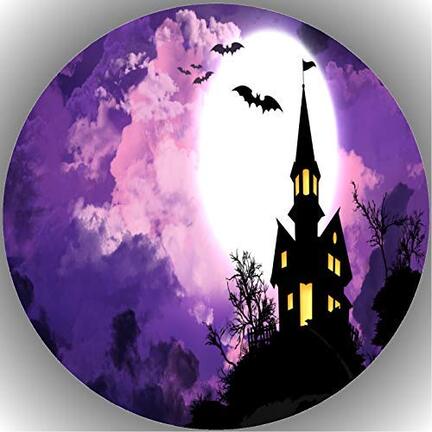 Rundt Halloween sukkerprint med sort hjemsøgt slot eller hus foran lilla og pink måne, skyer og flyvende flagermus