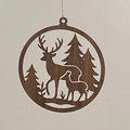Hjort med kid i valnødsfineret birk – julepynt i træ