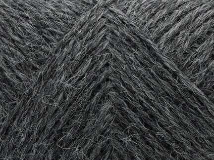 close up af garnet vilja fra filcolana farve 402 medium grey