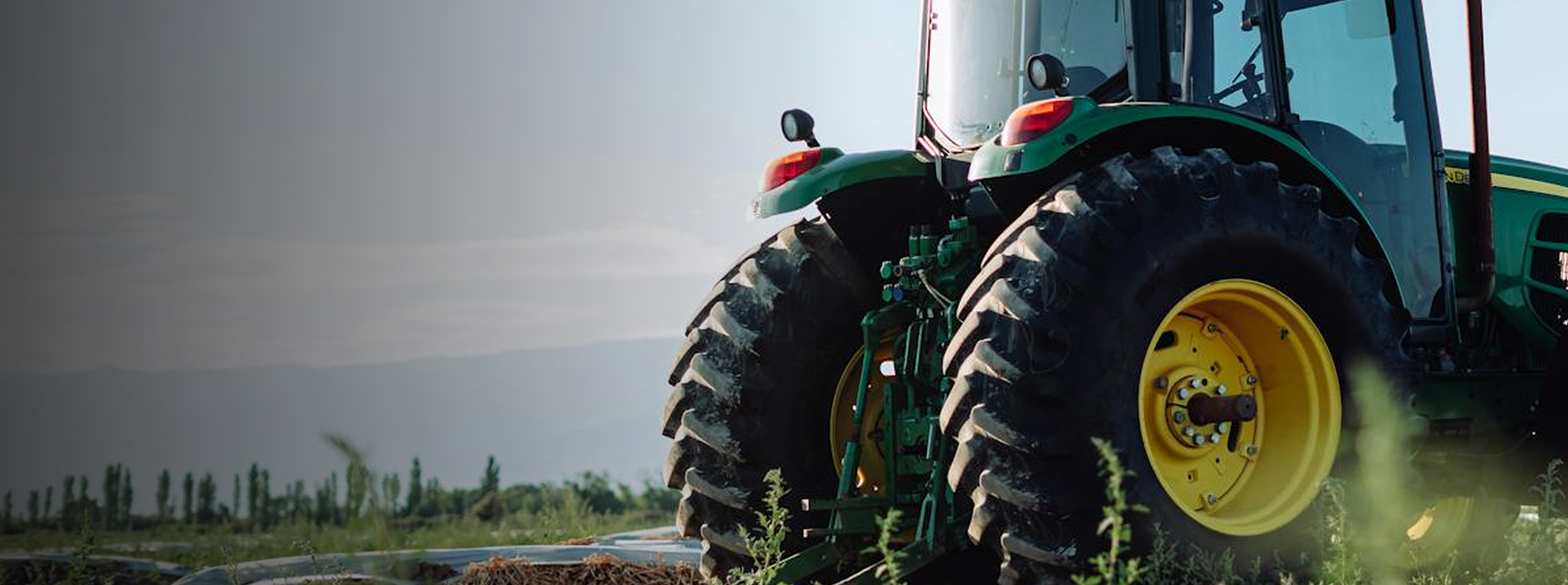 billede af en traktor på en mark