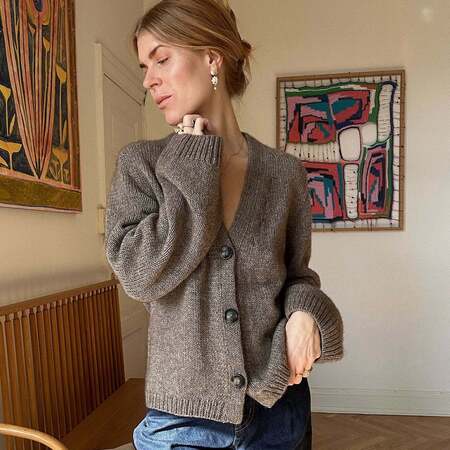 model i koekken ifoert strikket cardigan number 10 fra my favorite things knitwear