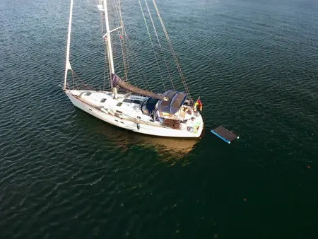 Oppusteligt bifacialt solpanel på vandet ved yacht