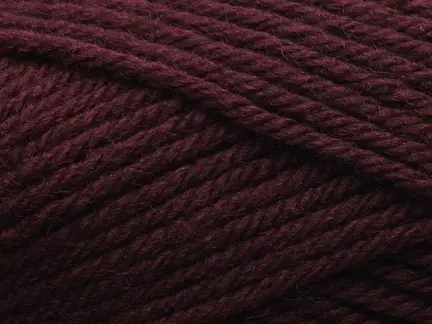 Close up af Pernillla garn fra filcolana i farve 382 Dark Bordeaux