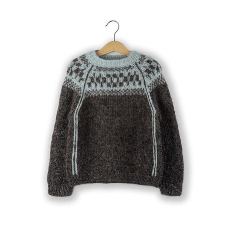 boernesweateren little joha sweater fra other loops strikket i soft fra isager