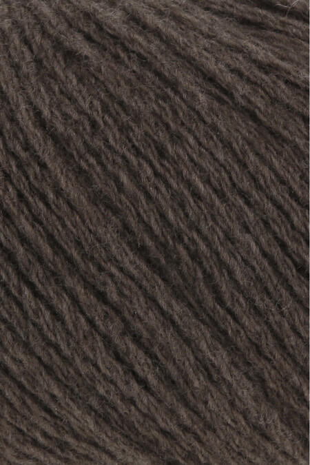 close up af yak garn fra lang yarns i farven brun nummer 68