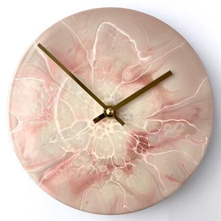 Englefryd - Anderledes lyserødt unika vægur fra Redesigna