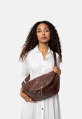 Kvinde i hvid kjole bærer Project 96 Woodsmoke crossbody i brun Urban leather.