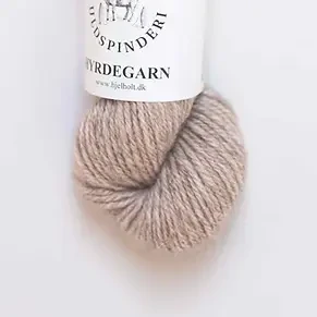 Garnoegle fra hjelholt uldspinderi hyrdegarn farve 14 camel