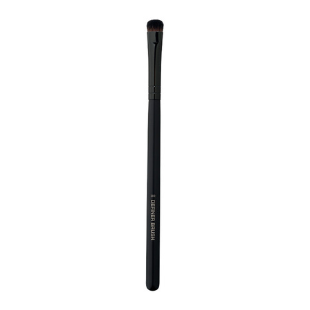 Detaljebørste med korte, bløde syntetiske hår og FSC®-træskaft til præcis makeup og blød blending af eyeliner og øjenskygge.