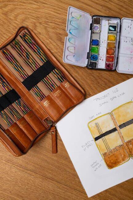 RE:DESIGNED Project 102 i Burned Tan, pindeetui i læder med lynlås og slankt format