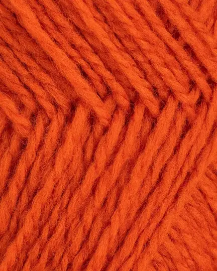 close up af garnet fviel fra rauma garn i farven mork orange