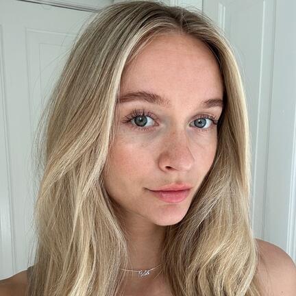 Asta iført Asta Name Tag udført i 925 ren sterlingsølv belagt med en slidstærk forgyldning i 18 karat guld.