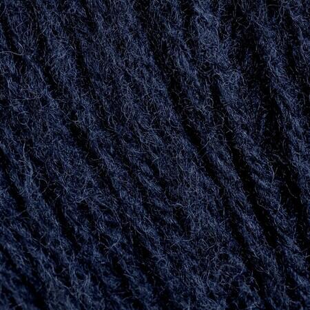 Close up af lun merino fra rauma garn i farven marine