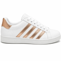 Hvid sneaker med guldstriber – klassisk og trendy design