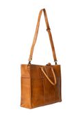 skuldehank paa project 43 skuldertaske i laeder fra re designed ses forfra i farven burned tan