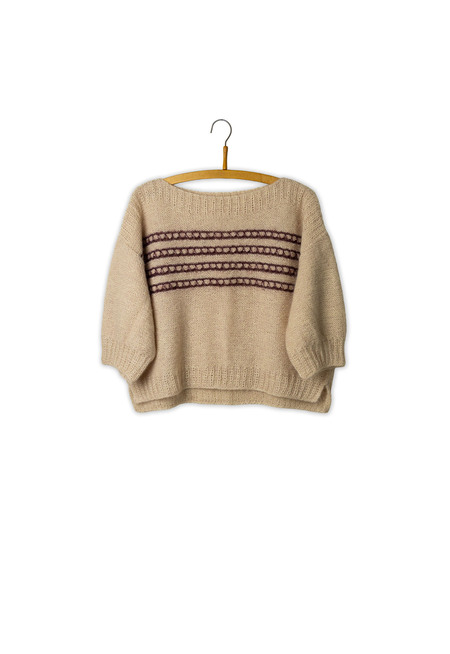 Lucia Blouse strikket i Spinni og Silk Mohair, beige bundfarve med mørke vævestrikstriber, vist hængende på bøjle.