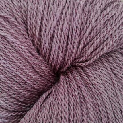 Close up af garnnøgle silke merino fra design club i farven 592 lys lyng