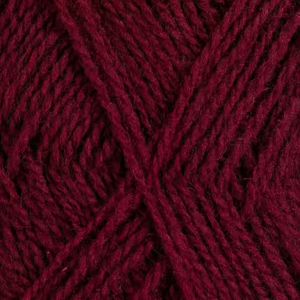 Close up af garnnøgle Rauma Finull garn i farven 497 burgunder