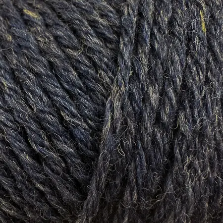 close up af garnnoegle heavy merino fra knitting for olive i farven blaahval