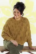 Tempelblomst bluse designet af Annette Danielsen fra bogen Østen for solen - strikket i karrgul isagergarn
