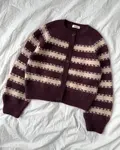 Key Cardigan fra PetiteKnit i bordeaux og beige striber, fotograferet fladt med sorte knapper og rund halskant.