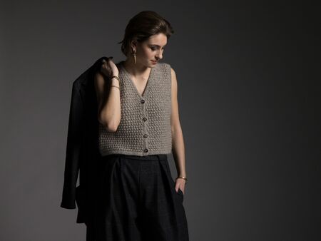 Model iført Ronja vest strikket i Mashdale og Alva og Tilia fra Filcolana