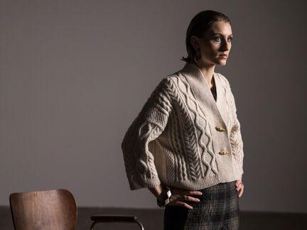 Model iført fisherman cardigan fra filcolana strikket i garnet peruvian highland wool