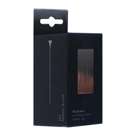 Kabuki Brush med tætte, bløde syntetiske børstehår og FSC®-træskaft til jævn påføring af blush, bronzer og pudder.