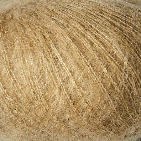 close up af garnnoegle soft silk mohair fra knitting for olive farven trenchcoat