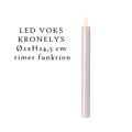 Billede af et højt, slankt LED-lys med en brændende flammeeffekt. På etiketten ved siden af står der: "LED VOKS KRONELYS Ø2xH24,5 cm timerfunktion", der angiver dens størrelse og timerfunktion. Lyset er sat mod en almindelig hvid baggrund.