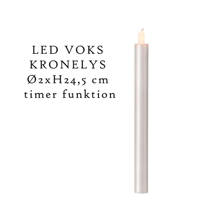 Billede af et højt, slankt LED-lys med en brændende flammeeffekt. På etiketten ved siden af står der: "LED VOKS KRONELYS Ø2xH24,5 cm timerfunktion", der angiver dens størrelse og timerfunktion. Lyset er sat mod en almindelig hvid baggrund.