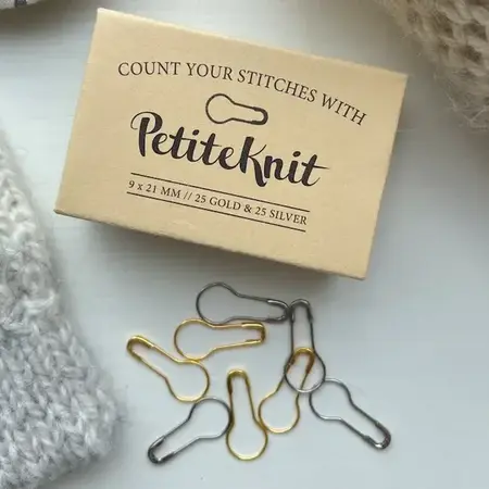 PetiteKnit maskemarkører i brug, guld- og sølvfarvede pæreformede markører ved strikketøj og tilbehør