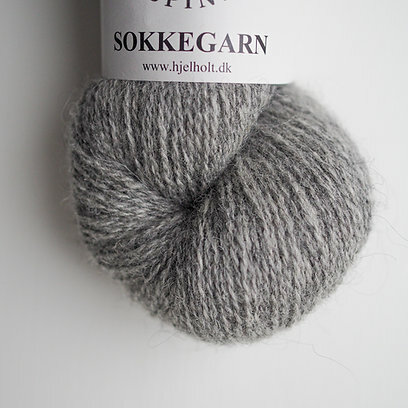 close up af hjelholt sokkegarn i farven graa