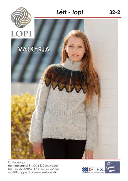 Kvinde iført cardigan Valkyrja fra istex strikket i lettlopi