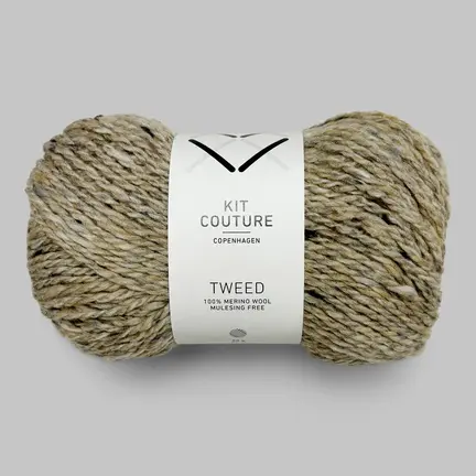 Nøgle af Kit Couture Tweed garn i farven Sand 508, lys beige merinould med diskrete tweednister i grå og brune nuancer.