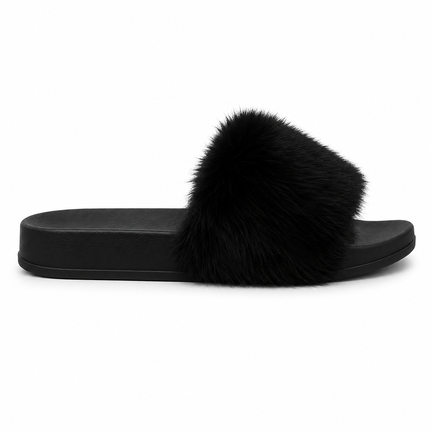 Sort fluffy slip-in sandal med blød pelsrem og sort sål til kvinder på hvid baggrund fra Topsko.dk