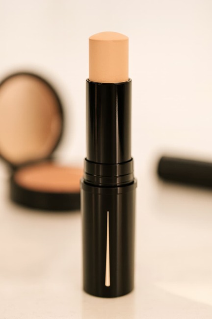Stick foundation med full coverage, mat finish og SPF 15 – langtidsholdbar og nem at påføre.