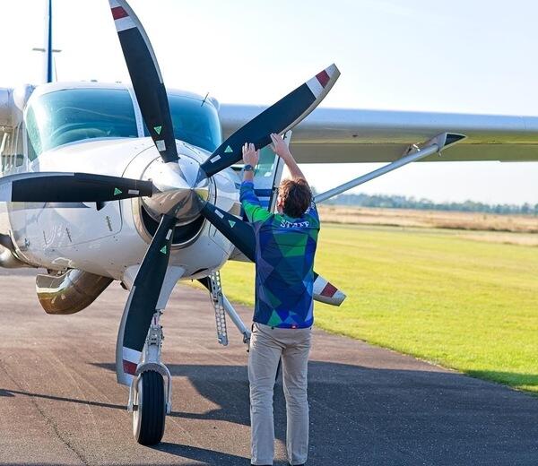 Faldskærmspilot ved propellen af Danmarks største faldskærmsfly